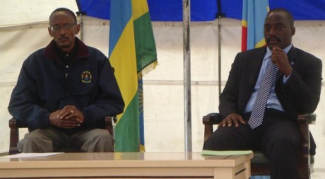 Joseph Kabila et Paul Kagame à un meeting près de Goma à l’Est du Congo, le 6 août 2009. REUTERS/Stringers