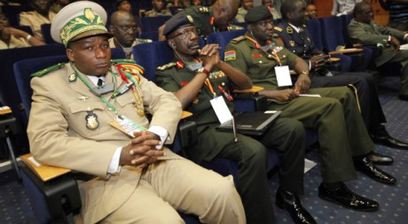 Officiers ouest-africains au sommet de la Cédéao à Abidjan, 5 avril 2012, REUTERS/Thierry Gouegnon