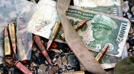 Munitions sur des coupures de Zaïres à l’effigie de Mobutu Sese Seko, RDC, janvier 2003, REUTERS/Peter Andrews