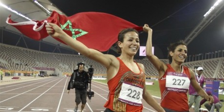 Les coureuses marocaines Akkaoui et Abakil aux jeux panarabes de Doha, décembre 2011. © REUTERS/Mohamad Dabbouss