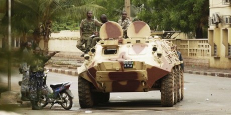 Des soldats de la junte malienne, après la reprise des combats à Bamako, début mai 2011. © Reuters/Springer.