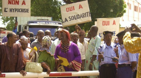 Aminata Traoré (au centre, en violet) © tous droits réservés
