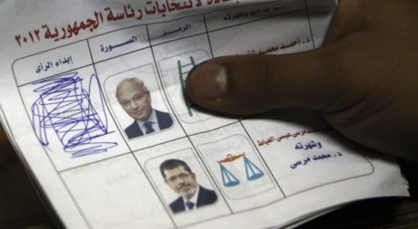 Bulletin électoral du second tour de la présidentielle qui oppose Ahmed Chafiq et Mohammed Morsi. Reuters/Amr Dalsh