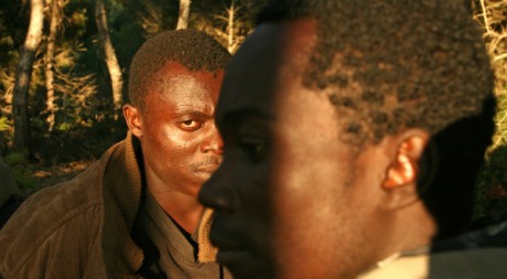 Migrants africains tentant d'entrer à Mellila depuis le Maroc, 19 sept. 2005, REUTERS/Rafael Marchante