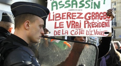 Manifestants pro-Gbagbo, protestant contre la visite d'Alassane Ouattara Paris, janvier 2012, REUTERS/Gonzalo Fuentes