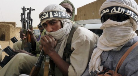 Miliciens d'Ansar Dine en patrouille dans le nord-Mali, 18 juin 2012, REUTERS/Stringer
