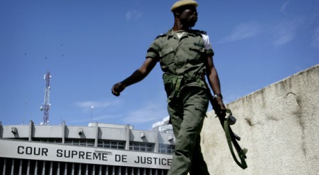 Un soldat congolais devant la cour suprême à Kinshasa, 22 novembre 2006. REUTERS/Finbarr O'Reilly
