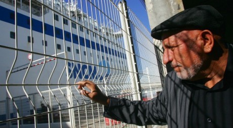 Un homme attend d'embarquer à Marseille le 21 septembre 2005. Reuters/STR New