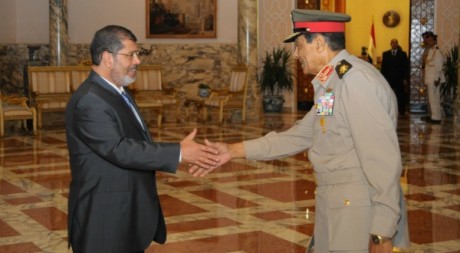 Rencontre entre le président islamiste Mohammed Morsi et le chef des armées Tantaoui le 1er juillet 2012. Reuters/ Handout