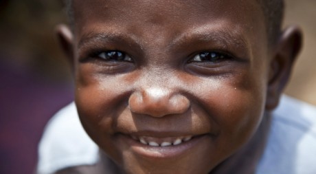 Petit réfugié ivoirien souriant au photographe, Zwedru, Libéria, 06/04/2011, REUTERS/Handout 