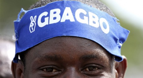 Un partisan de Laurent Gbagbo durant la campagne électorale, Abidjan,  26 novembre 2010, REUTERS/Luc Gnago