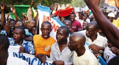 Jeunes Maliens soutenant les putschistes à Bamako, 26/03/2012, REUTERS/Stringer 