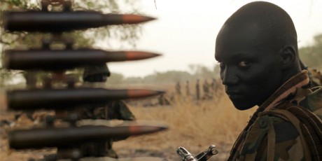 Un soldat sud-soudanais à Panakuach, 24/04/2012. REUTERS/Goran Tomasevic