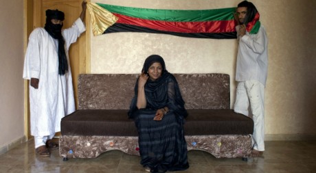 Des membres du bureau politique du MNLA posent avec le drapeau de l'Azawad, Nouakchott, 19 mai 2012, REUTERS/Joe Penney 
