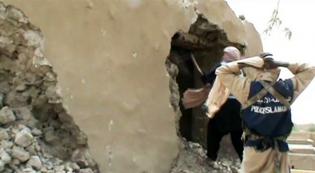 Destruction d'un mausolée à Tombouctou le 1er juillet 2012. AFP