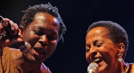 A gauche le chanteur Lokua Kanza lors d'un concert au Pérou le 29 août 2006. AFP/ JAIME RAZURI