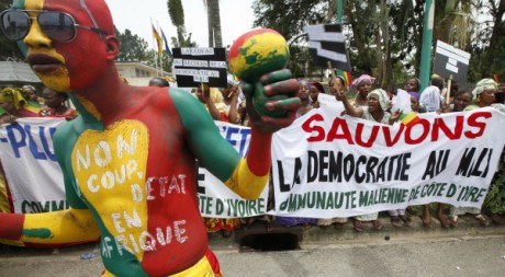 Manifestation à Bamako contre le coup d'Etat, 27/03/2012, REUTERS/Thierry Gouegnon