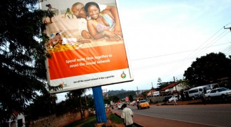 Affiche de sensibilisation à la lutte contre le sida, Ouganda, mai 2011. © MARC HOFER / AFP