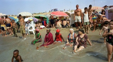 Plage à Alger en août 2000. Les températures dépassaient les 40°C.  AFP