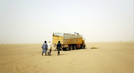 Des miliciens du groupe islamiste Ansar Dine, dans le désert du Nord-Mali. REUTERS/Stringer 
