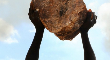  Homme tenant une pierre, Kampala, Ouganda, 18 avril 2011, REUTERS/Stringer