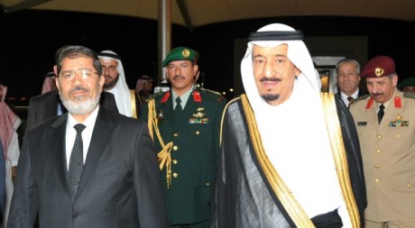 Rencontre entre le prince saoudien, Salman bin Abdulaziz, et le président égyptien Mohammed Morsi à Jeddah.  le Reuters/Handout