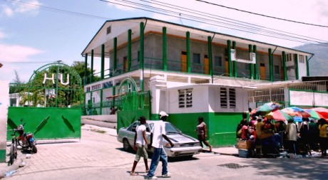 L'entrée principale de l'Hôpital de l'université d'Etat d'Haïti © Gaspard Dorélien/Fotomatik Haiti