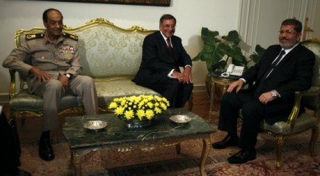 Léon Panetta, Mohammed Morsi et Mohammed Hussein Tantaoui au Caire, juillet 2012 © REUTERS