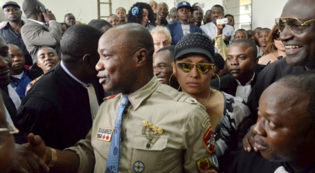 Koffi Olomide (au centre) et son épouse  Aliane Olomide quittent la cour après le verdict, 16 août 2012, AFP/JUNIOR KHANNA