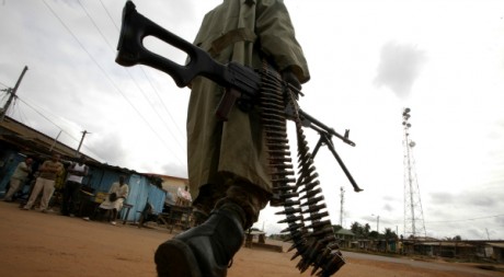 Un soldat ivoirien en patrouille à Dabou, 50 km à l'ouest d'Abidjan, 16 août 2012, REUTERS/Thierry Gouegnon