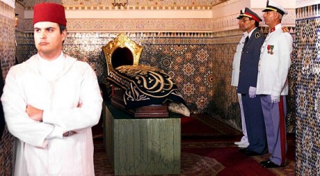 Le prince Hicham devant le cercueil du roi Hassan II, 25 juillet 1999, Rabat, AFP/MANOOCHER DEGHATI