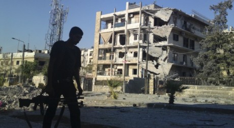 Un membre de l'Armée libre syrienne à Alep / Reuters