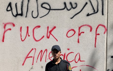 Un policier devant une ambassade américaine à Benghazi. Mohamed Abd El Ghany / Reuters