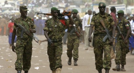 Des soldats centrafricains marchant dans les rues de Bangui,  décembre 2007. REUTERS/David Lewis