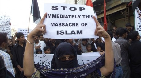 Une Pakistanaise chiite brandissant une pancarte lors d'une manifestation musulmane/24 février 2006/REUTERS