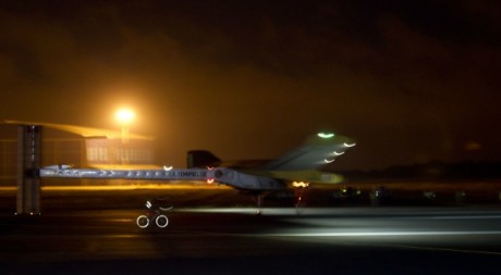 L'avion Solar Impulse a son atterrissage à l'aéroport de rabat, 6 juin 2012. © REUTERS/Youssef Boudlal