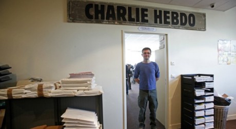 Charb, directeur de Charlie Hebdo posant devant les locaux du journal, le 19 septembre 2012/ REUTERS/ Jackie Naegelen 