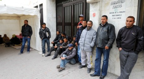 Des Tunisiens au chômage bloquent l'accès du ministère du Travail le 20 avril 2012.  AFP/FETHI BELAID 