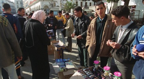 Vendeurs à la sauvette, Alger 2000 © AFP