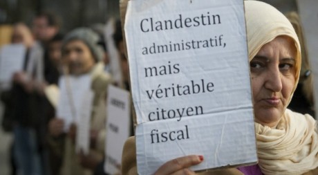 Action du groupe "Sans papiers des Hauts de Seine" le 9 mars 2012. AFP/JOEL SAGET