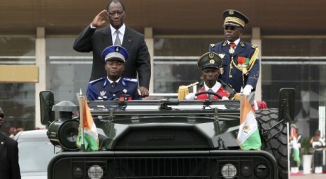 Alassane Ouattara en parade militaire le 7/08/2012. REUTERS/Luc Gnago
