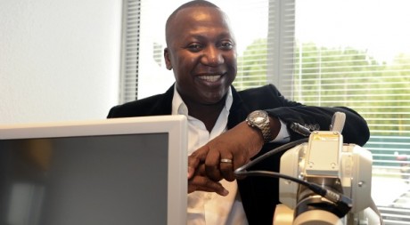 Bertin Nahum, d'origine senegalo-béninoise, spécialiste en assistance robotique neurologique, 19 octobre 2012. AFP/Boris Hovart
