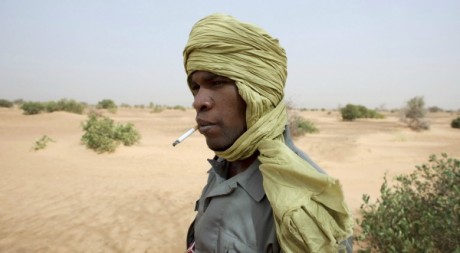 Un membre de la garde nationale près de Bassikounou le 22 mai 2012. Reuters/Joe Penney