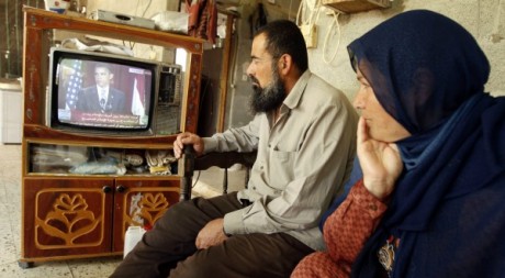 Des Palestiniens regardent un discours d'Obama le 4 juin 2009. Reuters/Ibraheem Abu Mustafa