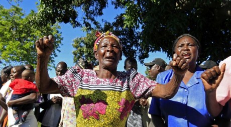 La grand-mère africaine de Barack Obama sautant de joie à l'annonce des résultats,07/11/2012. Reuters/ Thomas Mukoya
