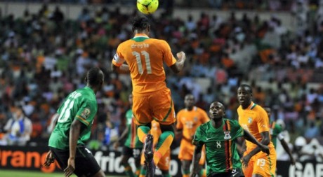 Didier Drogba lors de la CAN 2012, face à l'équipe zambienne. © ISSOUF SANOGO / AFP