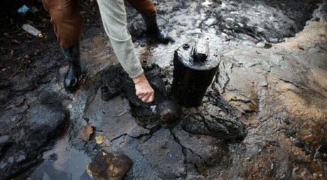 Extraction de pétrole en Bosnie-Hérzégovine, le 26 octobre 2011. © Dado Ruvic / Reuters