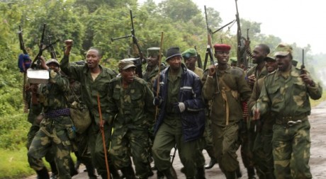 Des rebelles du M23 fêtent leur victoire à Rumangabo, près de Goma, le 28 juillet 2012. REUTERS/James Akena 