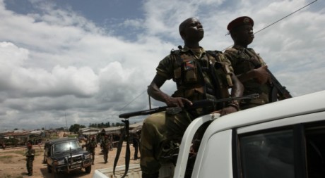Patrouille des FRCI près de Para, au sud-ouest du pays, le 17 juin 2012. REUTERS/Luc Gnago 