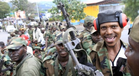 Les rebelles du M23 patrouillent à Goma. REUTERS/James Akena